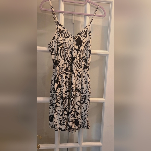 Elegant Black & Cream Floral Romper With Pockets - Picture 3 of 6